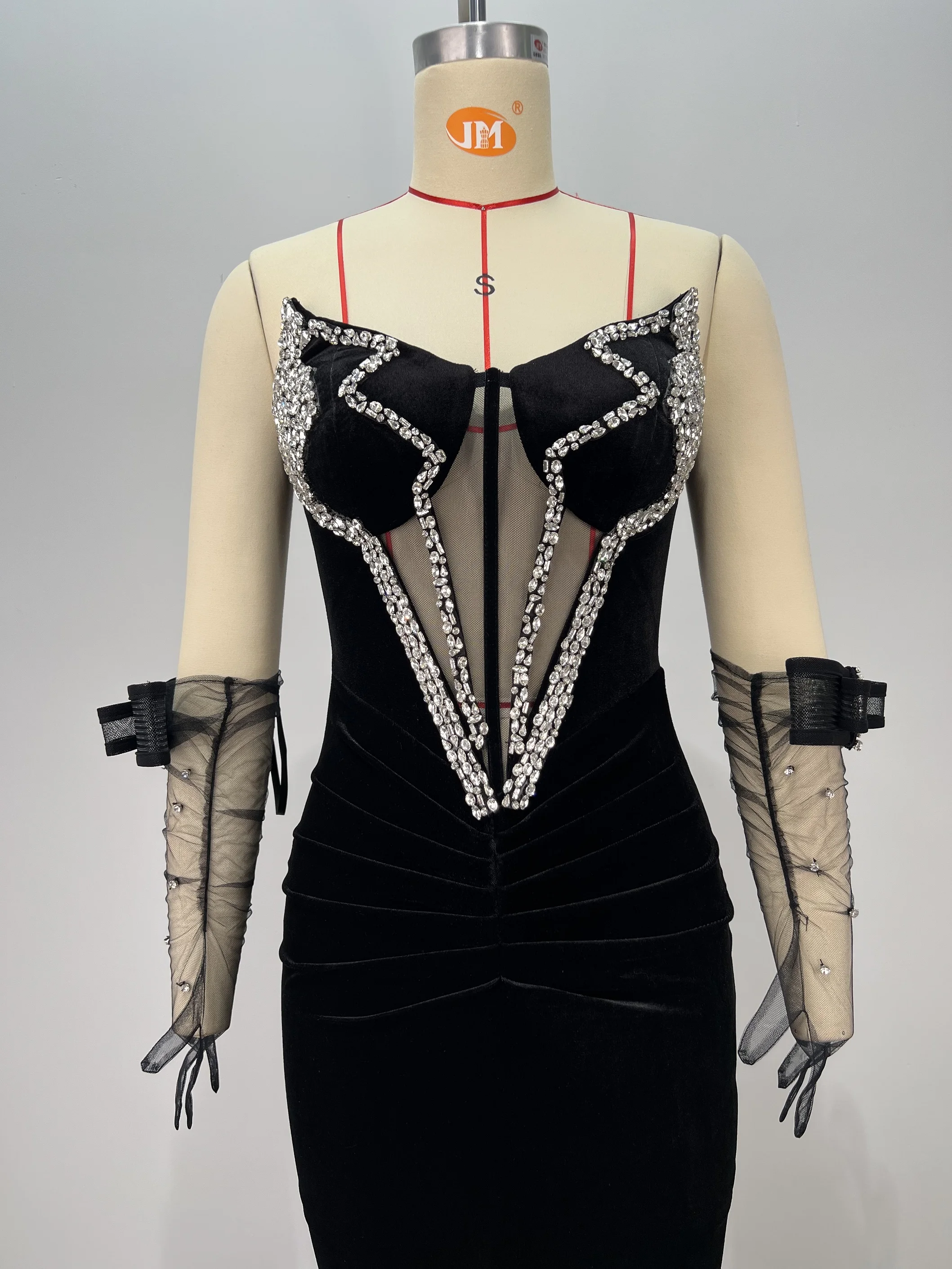 Schwarzes, mit Kristallen verziertes Bandage-Kleid für Damen mit durchsichtigem Netzstoff, sexy Abendkleid mit hohem Schlitz, trägerloses Partykleid aus Samt