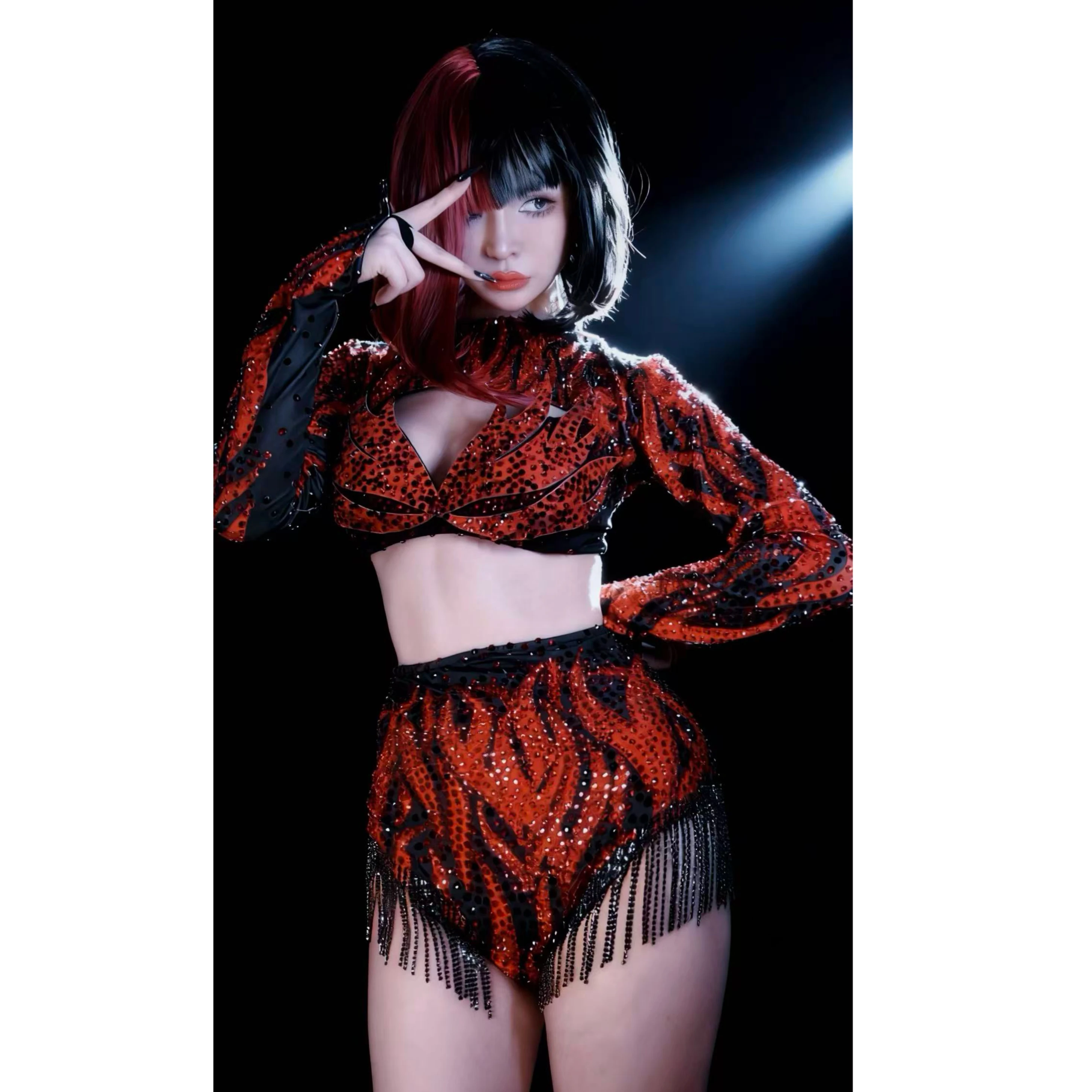 ชุดแสดงโกโก้ ปี 2025 สีแดง แต่งพู่ห้อย ชุดสูทสำหรับไนต์คลับ บาร์ ดีเจ ปาร์ตี้ ชุดเต้นแจ๊ส แดร็กควีน ชุดแสดงบนเวที รุ่น DN22385