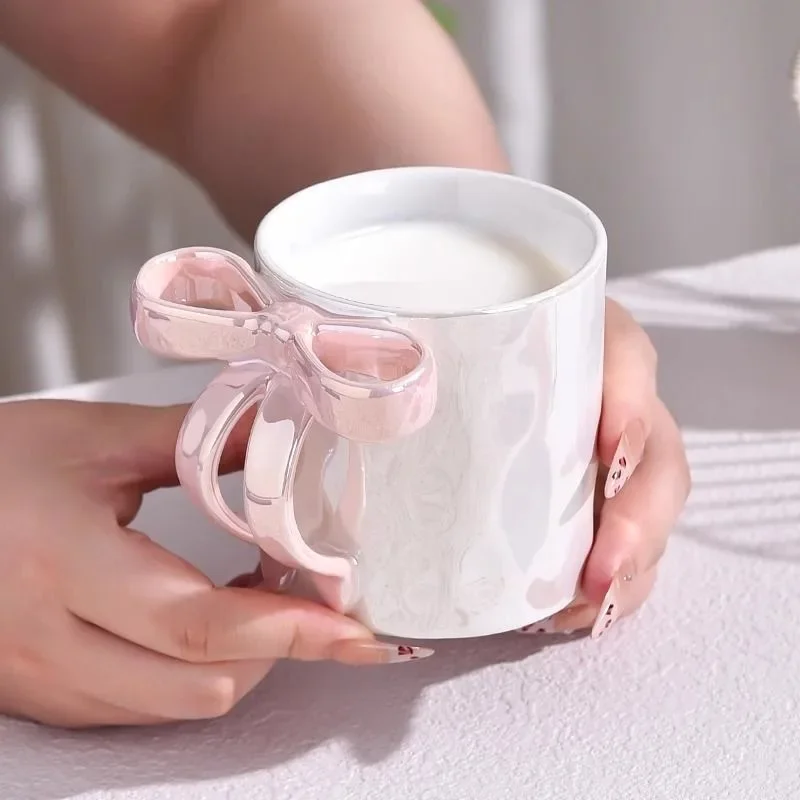 

Элегантная керамическая кружка с бантом и перламутровой отделкой. Идеально подходит для чая, молока, кофе. Чашка для завтрака. Изысканная чашка для чая. Барные аксессуары.