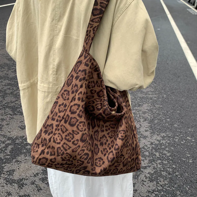 

Retro leopard print underarm single-shoulder bag for women, lightweight, large pocket, large capacity square hand-held tote bag