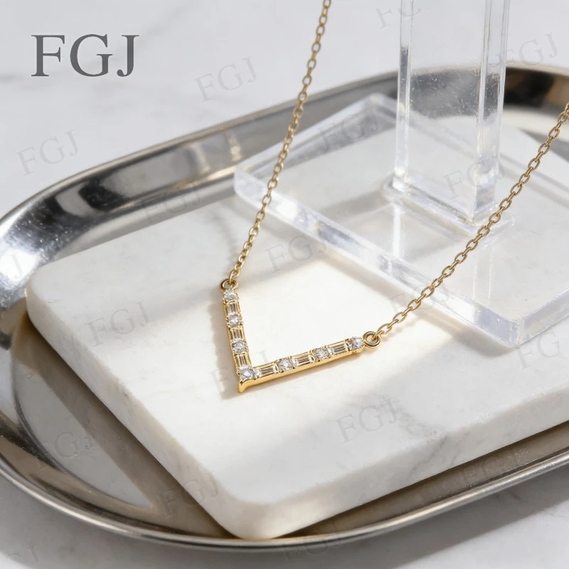 Custom V-Shaped Pendant Moissanite Emerald and Round D Color GRA Certified Top Quality Wedding Engagement Jewelry For Women