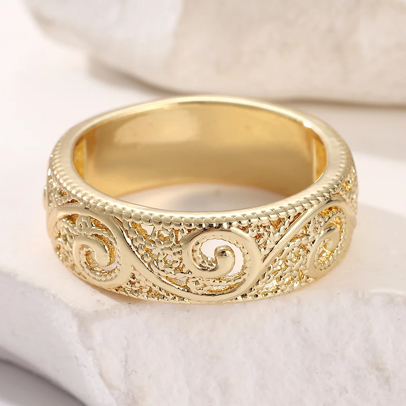 Klassischer handgeschnitzter Hohlspiral-Damenring aus goldfarbenem Metall mit geometrischem Design für den täglichen Gebrauch, Partyschmuck, Jubiläumsgeschenk. – Detail 2