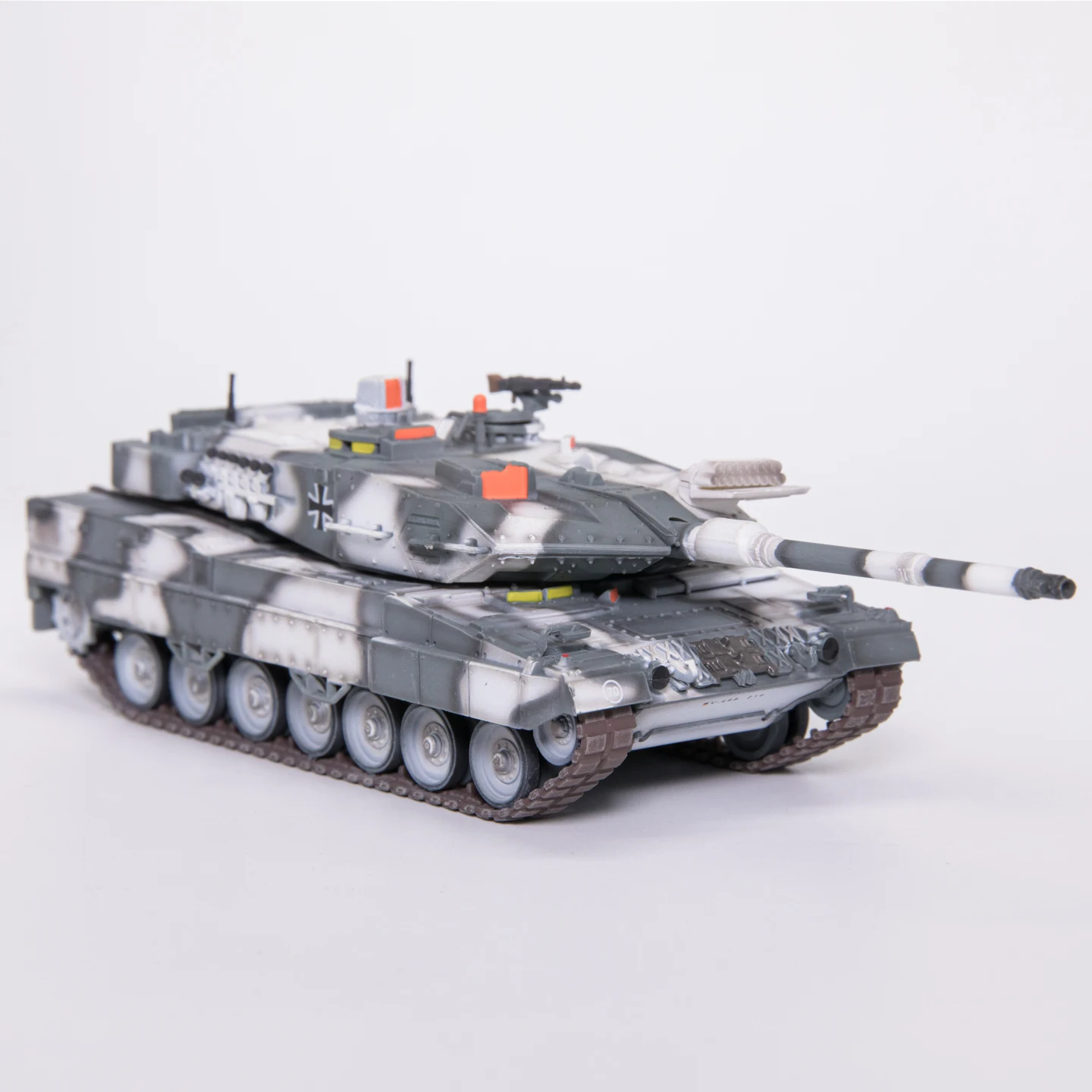 Spot 1: 72 German Leopard 2A7 main battle tank model with snow coating static finished product model
