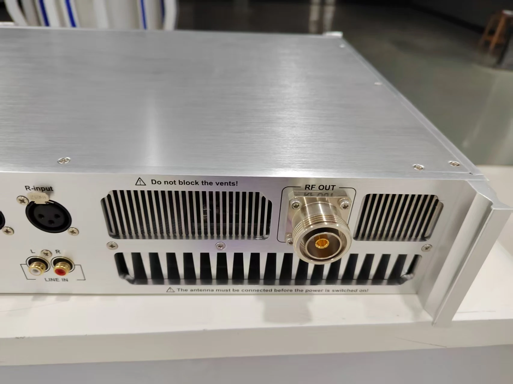 GOOD Professional High Power 1000W Aluminum FM Broadcast Transmitter 1 Year Warranty 87-108 MHz Frequency USB3.0 Audio Input Rad