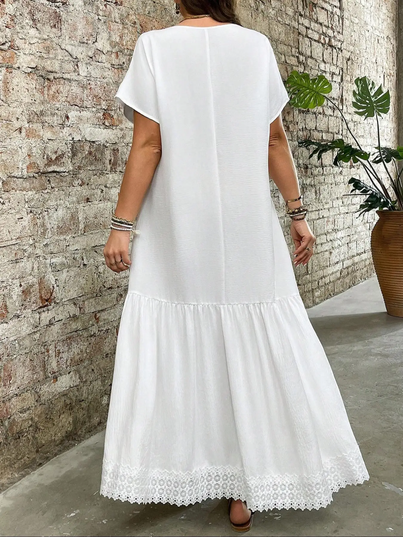 【Taille plus grande】 Robe à col en V brodée florale, robe longue décontractée à manches courtes pour les vacances, vêtements Plus pour femmes pour l'été