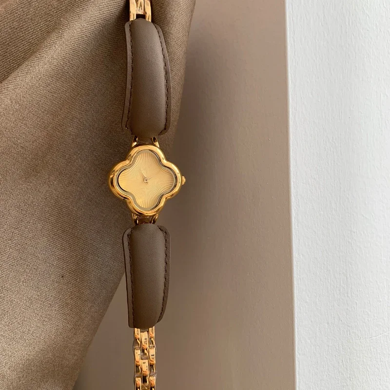 Reloj chapado en oro para mujer, pulsera de lujo con esfera de trébol, correa de cuero, superficie tallada, estilo elegante, novedad de 2024