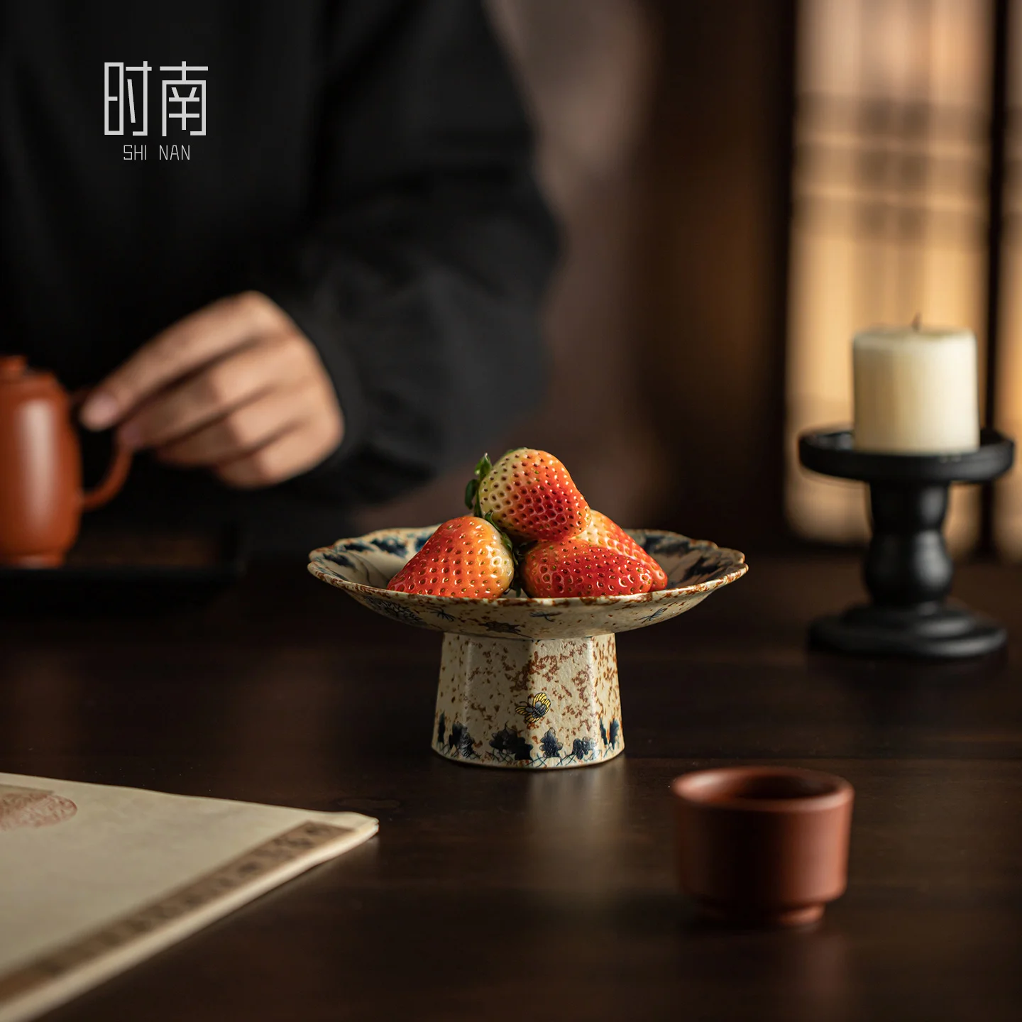 

Китайская винтажная фарфоровая тарелка на высокой ножке для фруктов и закусок, матовая глазурь, цветочный узор, для послеобеденного чая