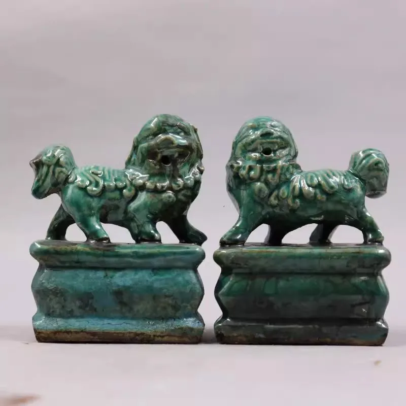 Qing Jiaqing peacock-green hand-carved lion statue old goods porcelain antique,A Pair
