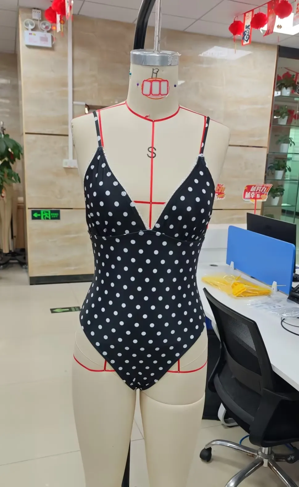 

Women's Dot Print Monokini Swimsuits Fashionable Sleeveless Spaghetti Strap Slim Fit Bathing Suit