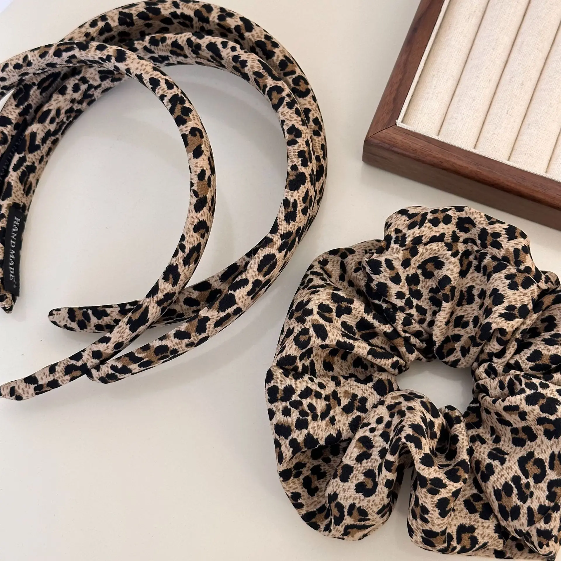 2026 Classic Upgrade Leopard Print Fabric Headband Oversized Scrunchies Set Retro Wild Animal Pattern Hair Hoop Ponytail Holder
