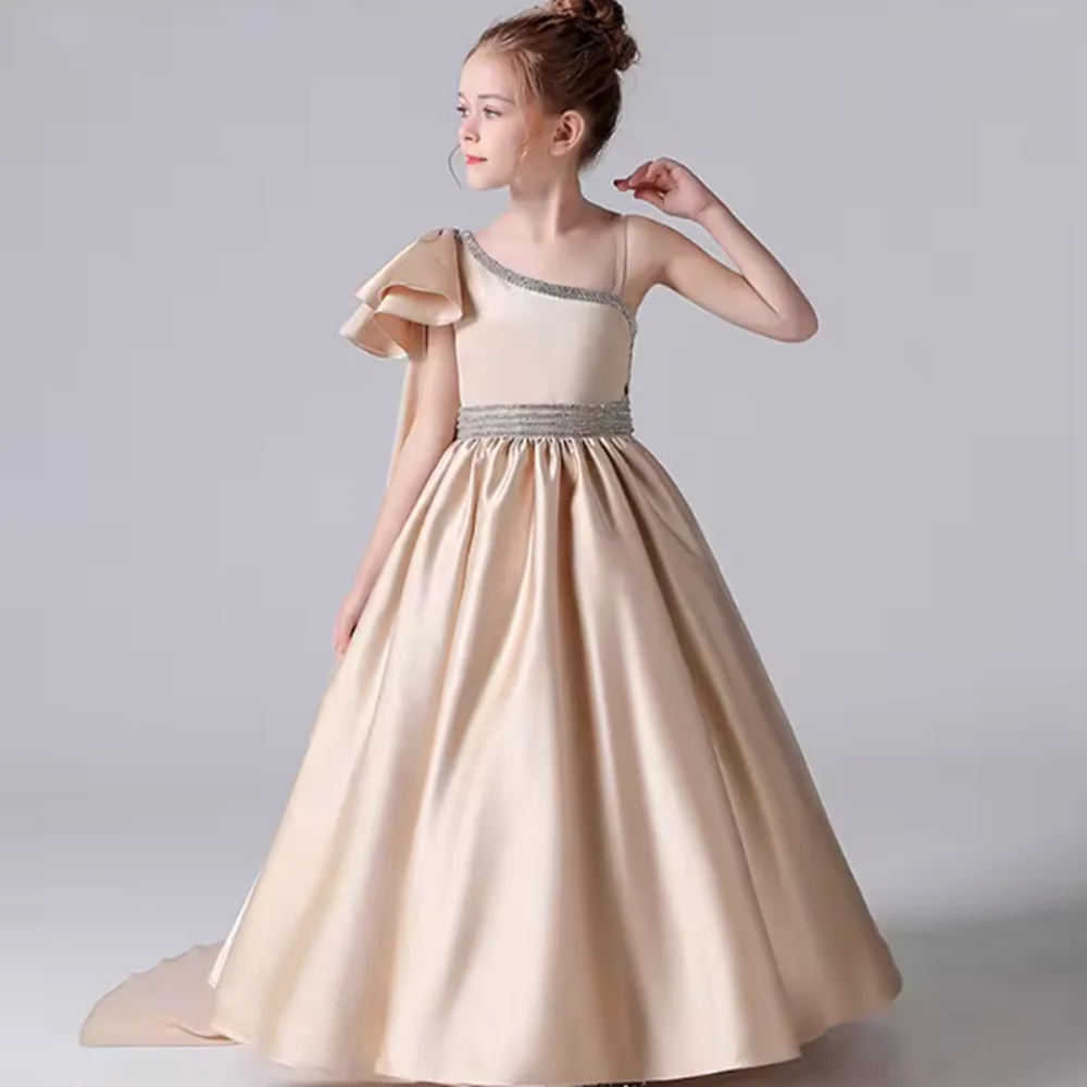 Maßgeschneidertes One-Shoulder-Ballkleid-Blumenmädchenkleid aus Champagner-Satin mit exquisiten gerafften Details und fließendem Rock