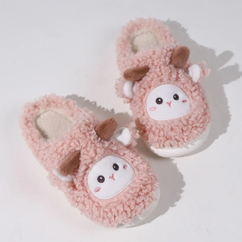 รองเท้าแตะรูปแกะน้อยน่ารักสำหรับฤดูหนาว เหมาะสำหรับผู้หญิงและผู้ชาย รองเท้าแตะขนแกะนุ่มสบายสำหรับใส่ในบ้าน รองเท้าแตะคู่รักแฟชั่น ปักลายสวยงาม รองเท้าแตะผ้าฝ้ายนุ่ม