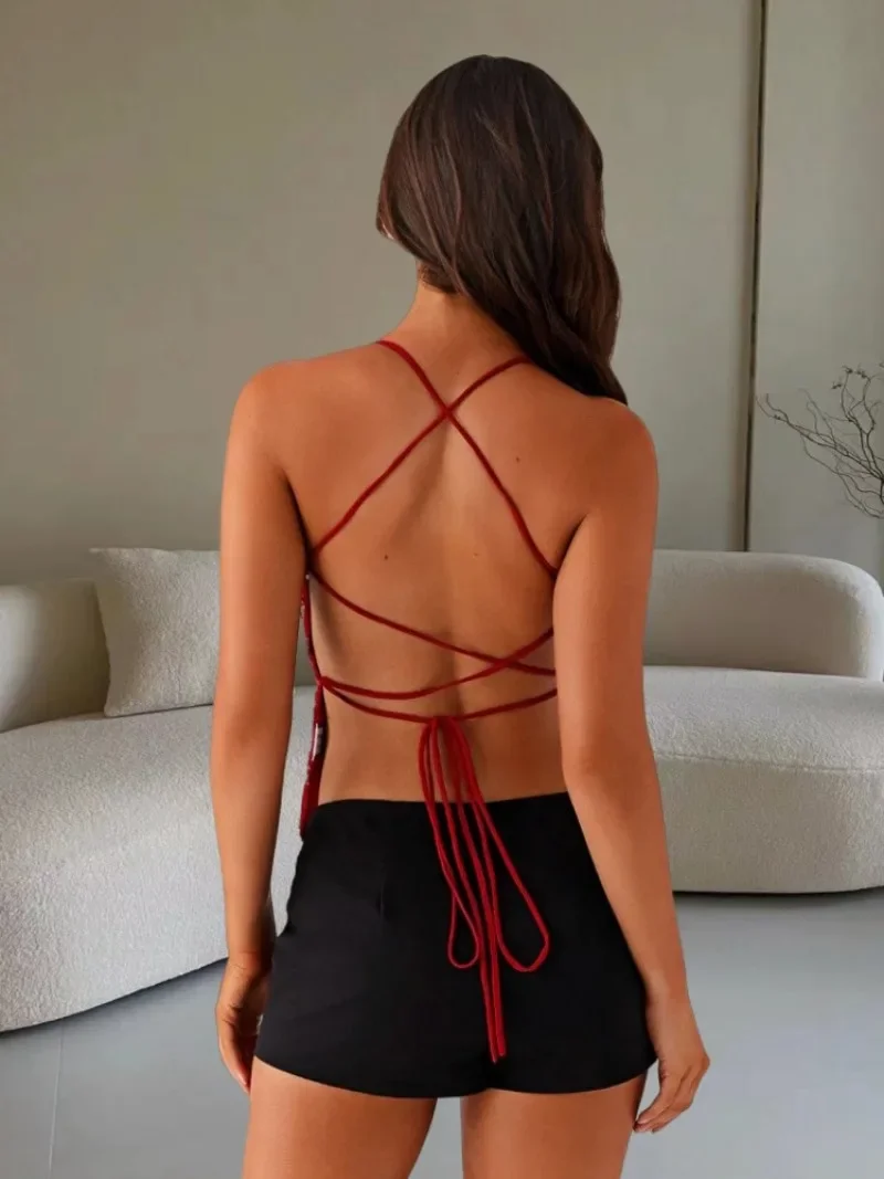 قميص قصير نسائي صيفي موديل 2025 مزين بالترتر ومطرز برقبة على شكل حرف v وحزام سباغيتي وأربطة بدون ظهر ومطرز بالزهور اللامعة