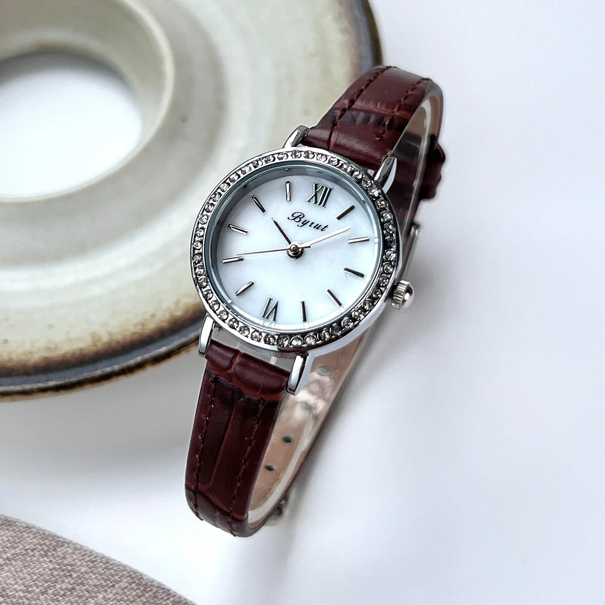 ساعة نسائية جديدة أنيقة ومتطورة، صغيرة ورائعة، مع حزام جلدي فاخر خفيف، ساعة نسائية عصرية. #2