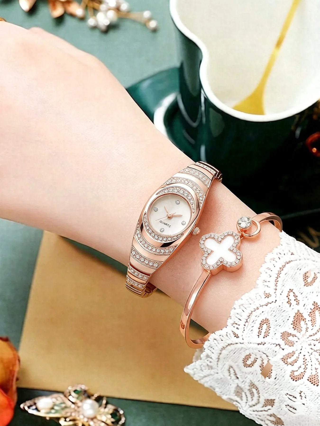 Creative Women's Bracelet Watch, Unique High-End Diamond Quartz Watch with High Aesthetics for Cross-Border Wear