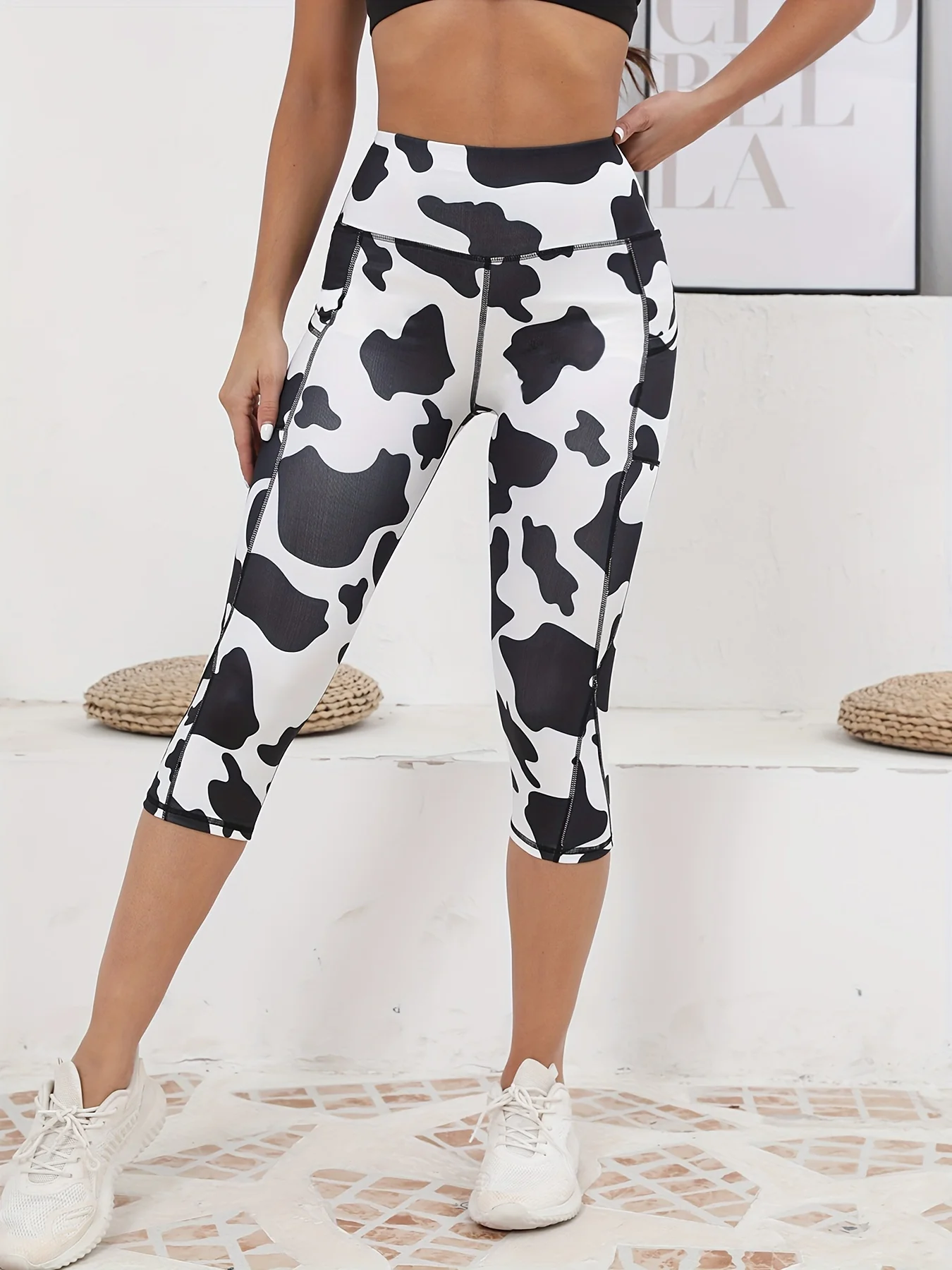 Women\'s High-Waisted Tummy Control Capri Leggings With Pockets, Athletic Yoga Fitness Pants, Cow Print, Breathable Stretch