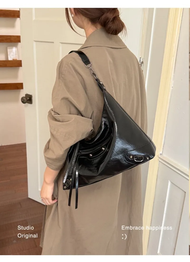 CEEKAY Damen Hobo-Tasche, Schwarz, Glänzendes PU-Leder, Große Schulterhandtasche mit Reißverschluss-Detail, für den täglichen Arbeitsweg, Casual, Minimalistisch – Detail 20