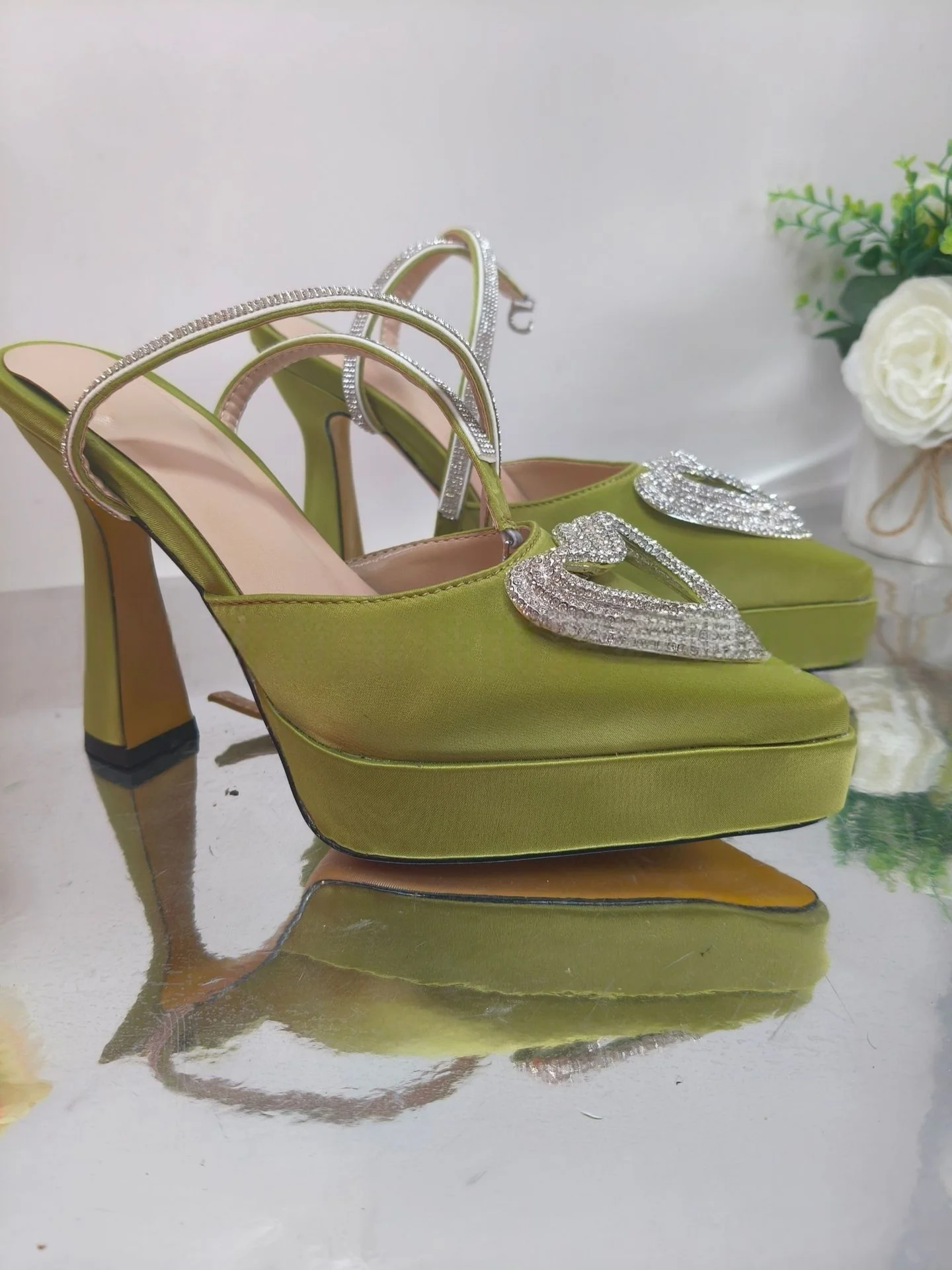 

2025 Summer New High Heels Pointed Toe Heart Rhinestones One-Strap Thick Bottom Chunky Heel Fashionable Catwalk Women's Sandals