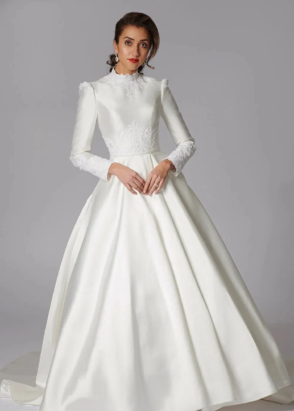 Long Sleeves A Line Wedding Dresses Covered Buttons High Neck Appliques Satin Plus Size Bridal Gowns Sweep Train Robes De Mariée