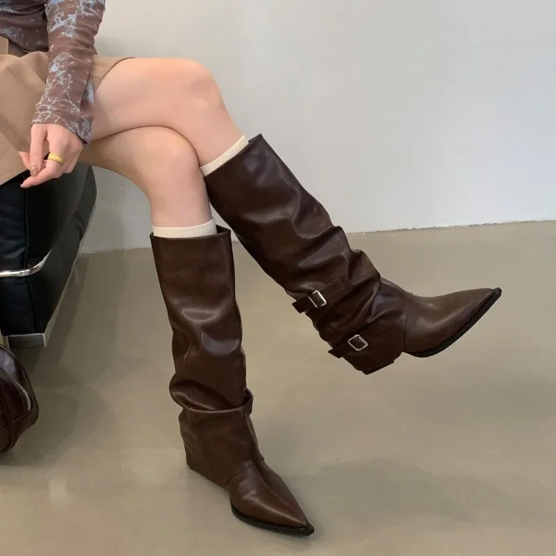 

Дизайнерские женские ботинки Роскошные уютные женские туфли с острым носком Новые ботинки на толстом каблуке с пряжкой на ремне для женщин Модные сексуальные сапоги до колена