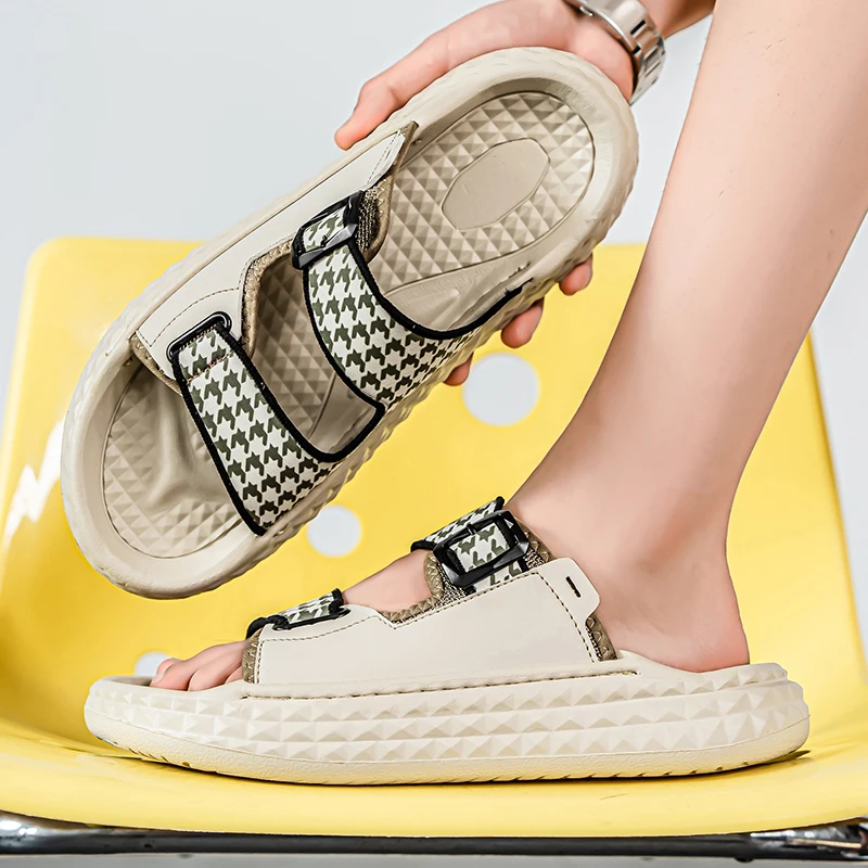 

Лето 2025 г., новые уличные нескользящие тапочки двойного назначения с мягкой подошвой и ощущением дерьма, с открытым носком, модные перетаскивающиеся одним словом