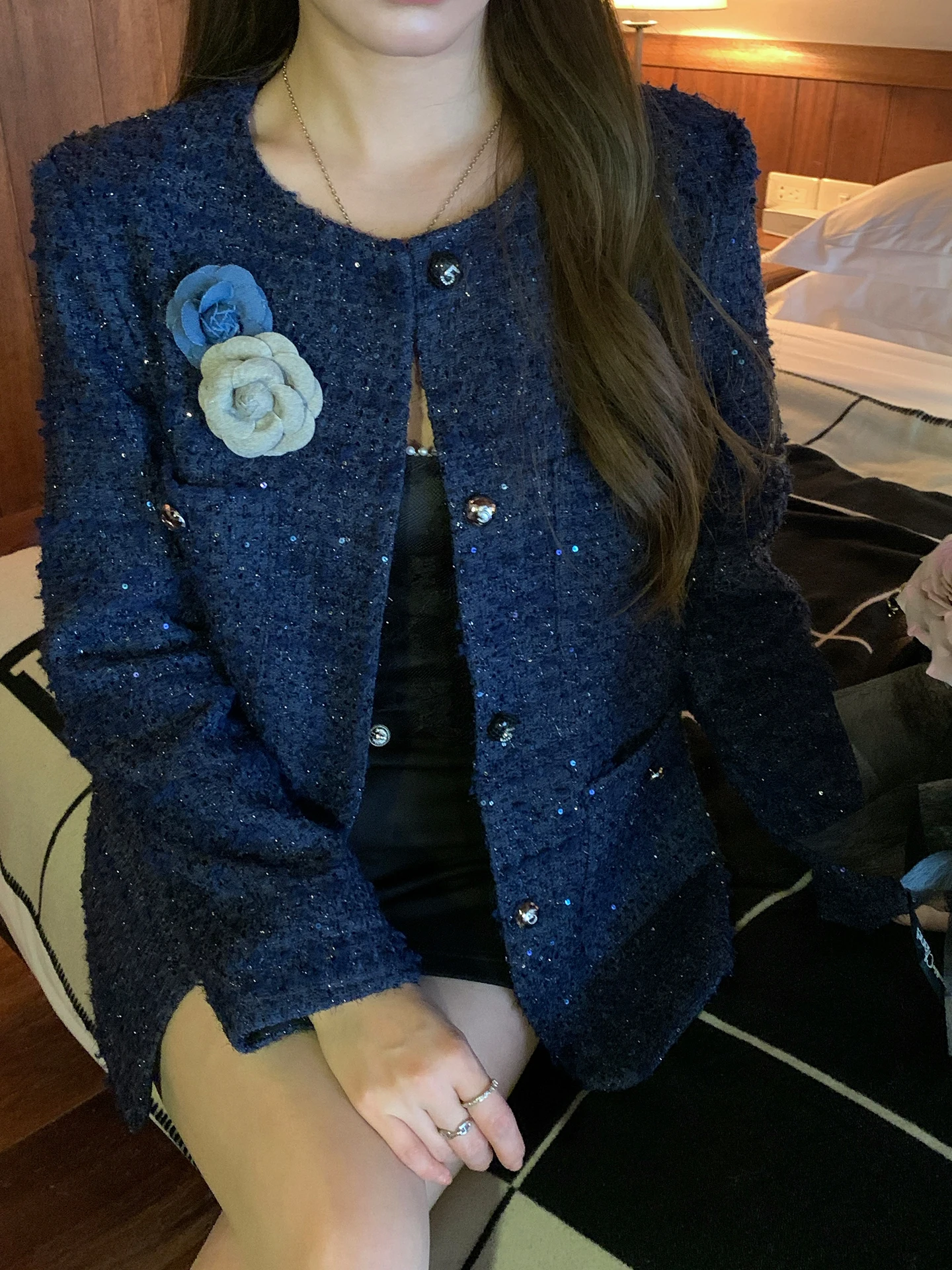 

Шерстяная куртка с 3D-цветочным декором и вышивкой для женщин, утепленная, из плотного хлопка, с тяжелой вышивкой, приталенного кроя.