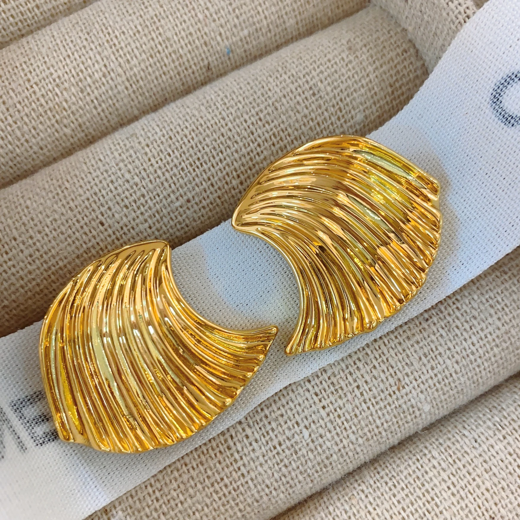 2023 New Fashion Gold Plated Sea Wave Shell Shape Large Earrings for Women Unique Metal Textured Vintage Jewelry Gifts