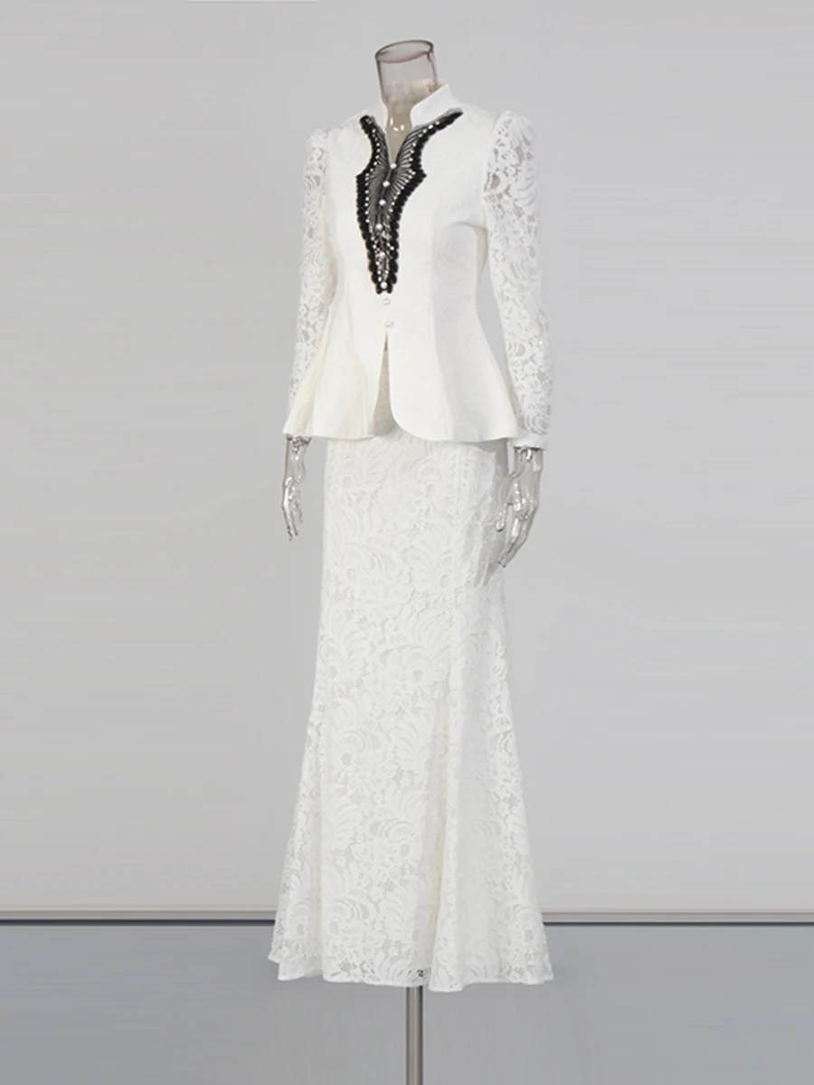 ชุดเซ็ตสองชิ้น CHICEVER สีขาวประดับเลื่อม แต่งปกตั้ง แขนยาว เสื้อแจ็คเก็ตหรูหราสง่างาม พร้อมกระโปรงแฟชั่นใหม่สำหรับผู้หญิง