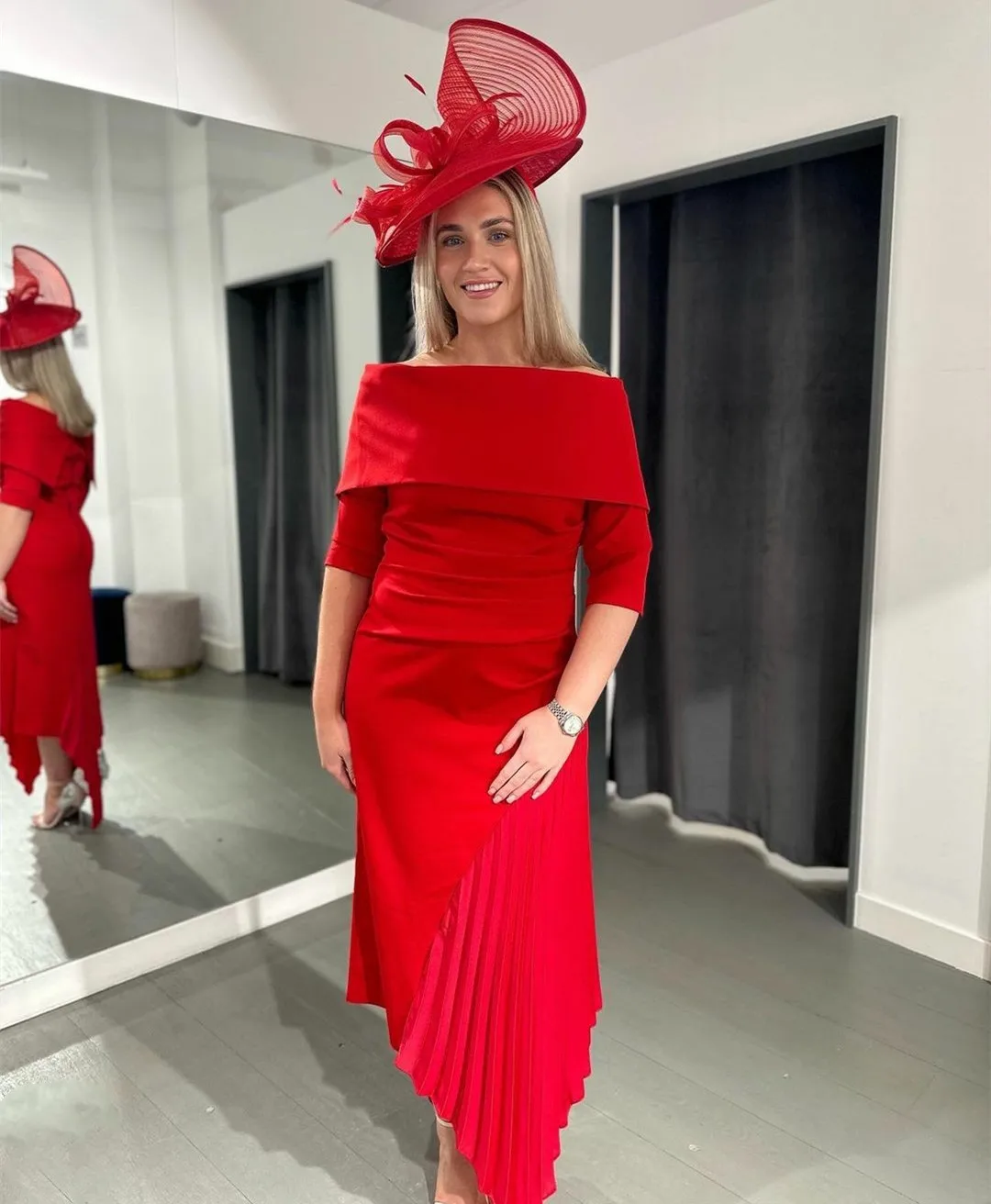 Abiti per la madre della sposa corti personalizzati in crêpe rosso Abito da madrina plissettato di lunghezza asmetrica con tasche per le donne