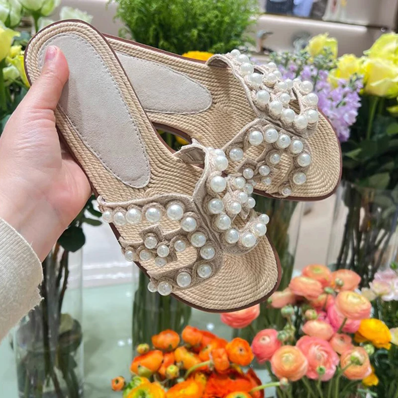 

Женские тапочки на плоской подошве с жемчужными бусинами, повседневная прогулочная обувь, женские летние модные модельные сандалии, уличные неглубокие тапочки, домашние шлепанцы