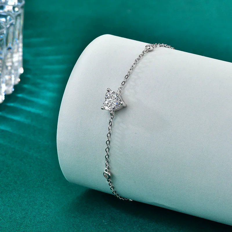 

S925 sterling silver women's bracelet plated with platinum, moissanite heart-shaped fashion jewelry, party accessories