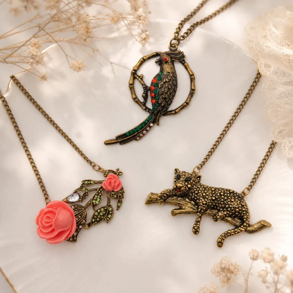 Retro Distressed Texture Necklace with Colored Diamonds and Versatile Accessories