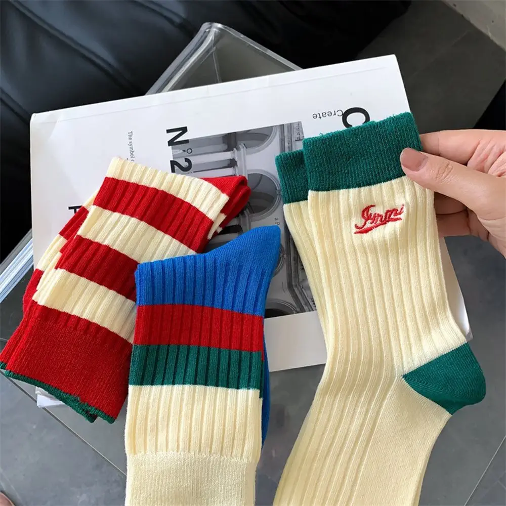 Chaussettes tube rayées en coton pour femmes, chaussettes de sport décontractées pour femmes, bonneterie mignonne et douce, automne et hiver