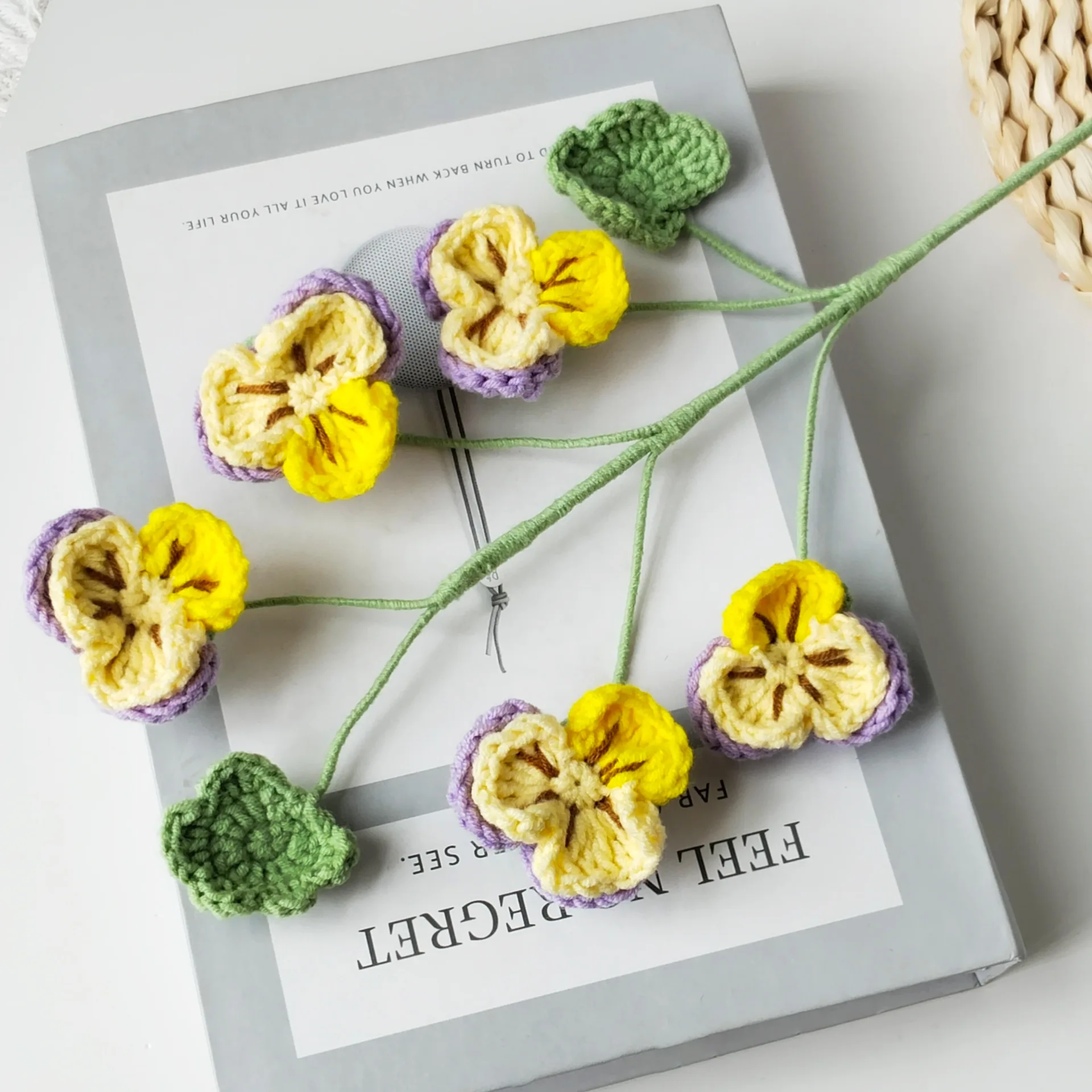 Niedliche gehäkelte Blumenzweige, kreativer Häkelstrauß, fertige handgemachte Blumen, Raumdekoration, Geschenk für Freunde – Detail 3
