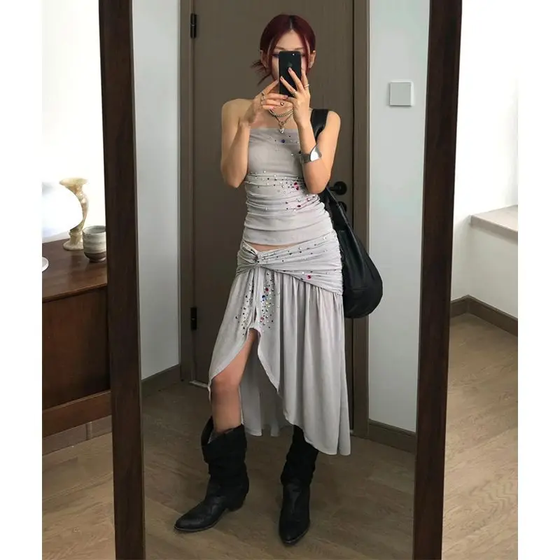 Traje de dos piezas con falda irregular y top halter de diamantes estampado en caliente gris en el estilo de chicas calientes europeas y americanas