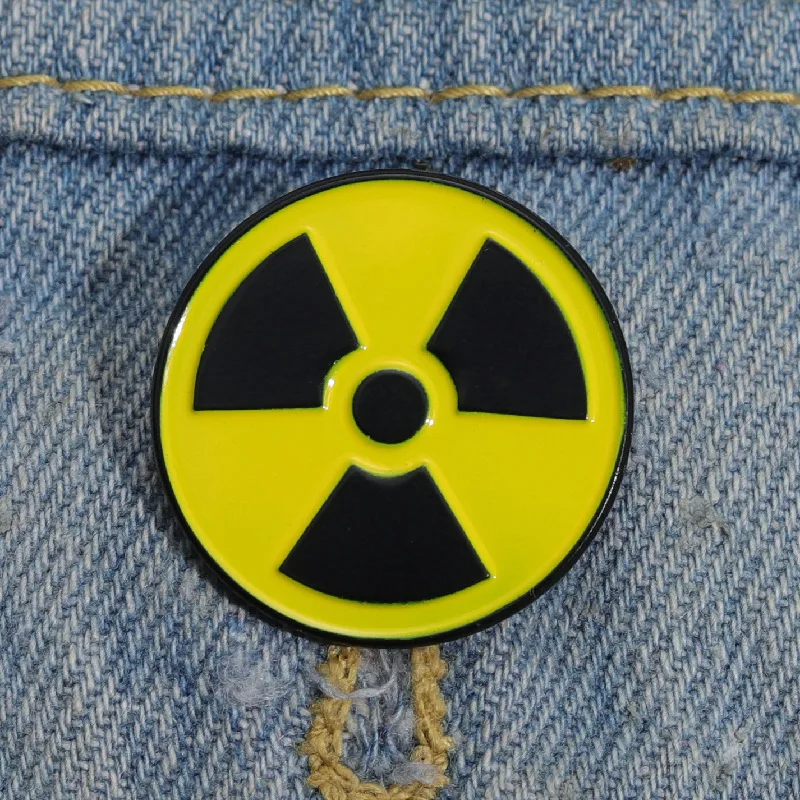 Creative Radiation logo Round Metal brooch Personality Chemical element Radioactive Metal badge Accessory pins wholesale Gifts