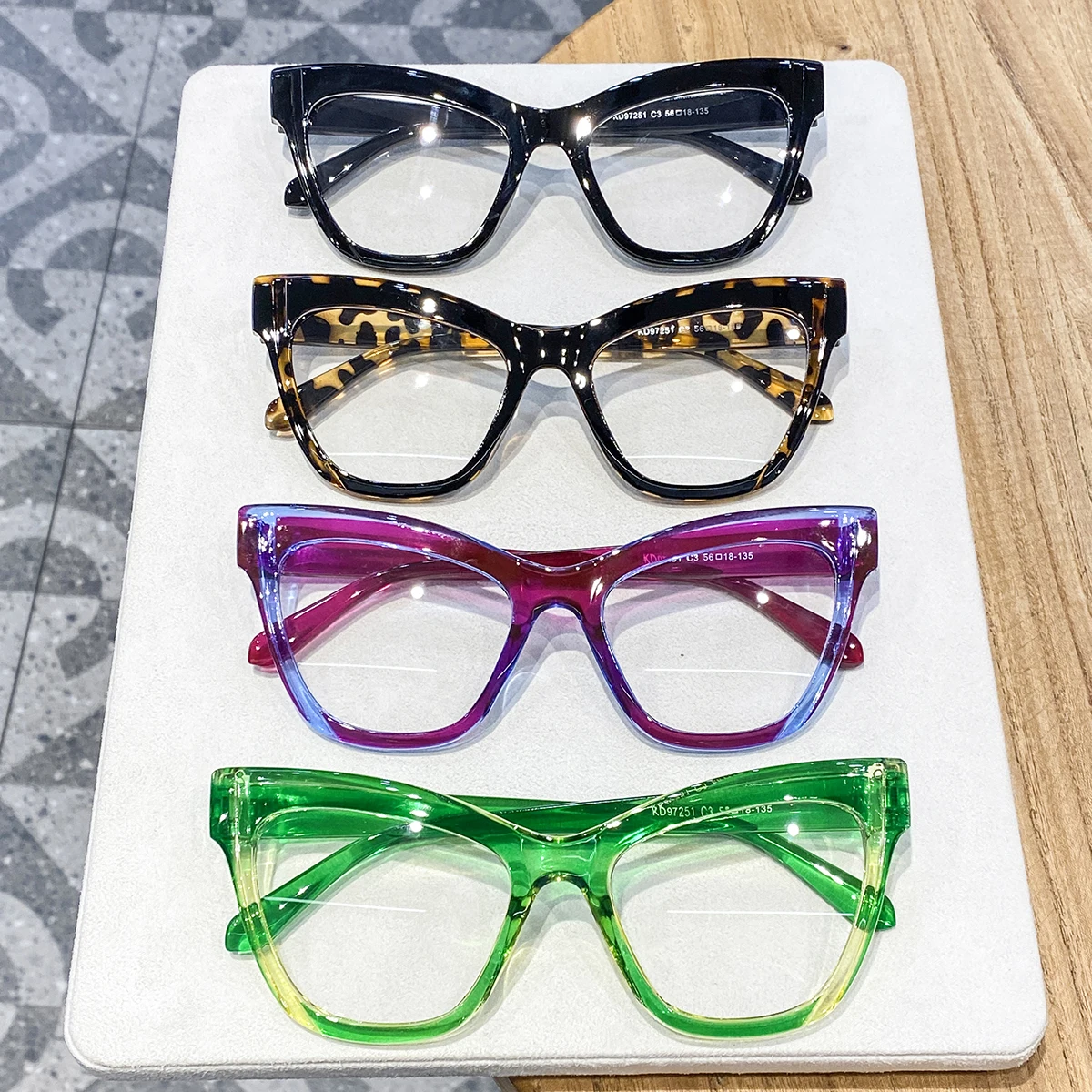 4 Pairs of Women's Retro Cat-Eye Square Frame Decorative Non-Prescription Glasses, Stylish and Sophisticated Women's Eyewear, Suitable for Daily Outings, Store Visits, and Girls' Gatherings