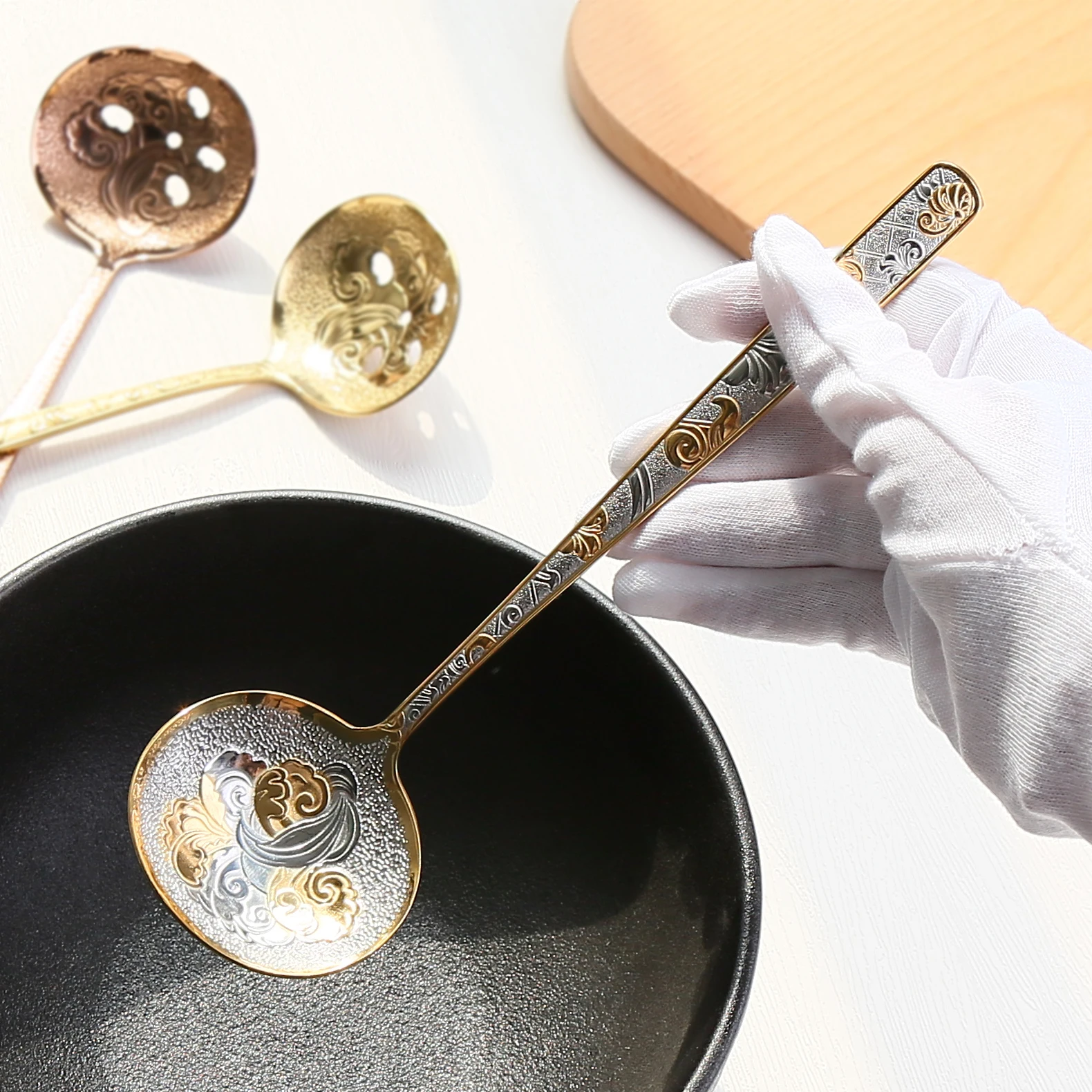 304 الفولاذ المقاوم للصدأ الرجعية تنقش ملعقة شوربة عالية المظهر مستوى مشقوق مغرفة المنزلية مطعم الراقية إناء/ قدر ملعقة #4