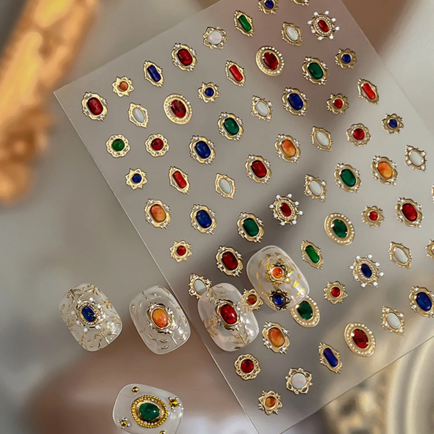 Luxuriöser Barock-Nagelaufkleber mit Goldrahmen, Farbimitation von Edelsteinen und Perlen, Retro Selbstklebende Aufkleber, Elegante Maniküre-Dekoration – Detail 6