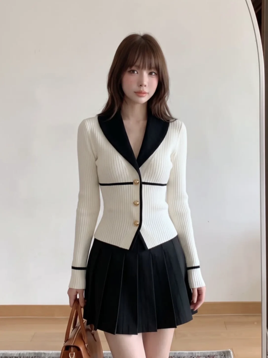 French Style Long Sleeve Knitted Sweater Women's Slim Fit V-Neck Color Block Waist-Cinching Slimming Top for Autumn