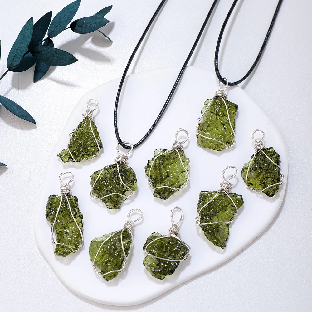 1PC collana di vetro Meteorite ceco pietra verde ciondolo Moldavite pietra curativa energia gemma regalo di gioielli da donna