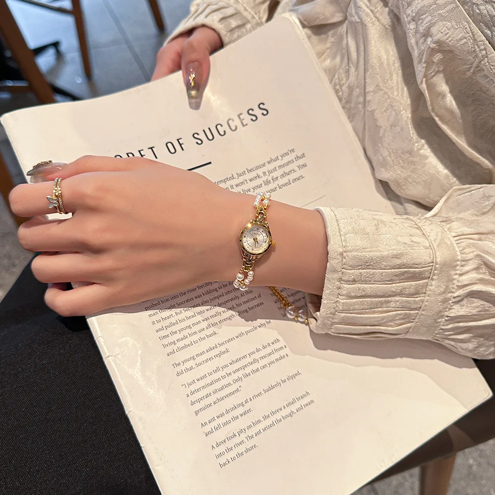 Elegant new women's watch with pearl chain light luxury elegant and gentle exquisite bracelet watch delicate ladies' wristwatch.