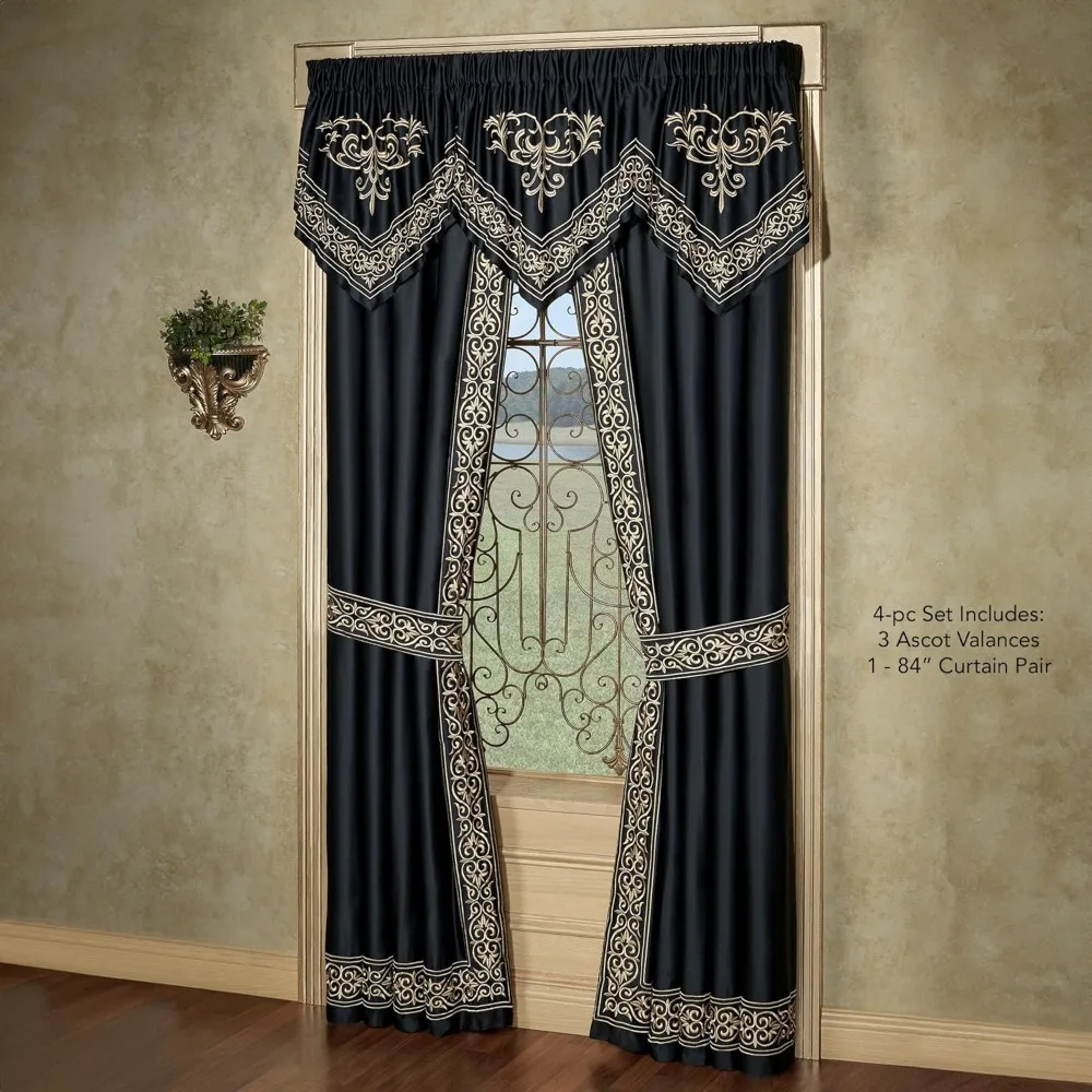 ผ้าม่านหรูหราด้วยผ้าซาตินสีดำสุดหรูและงานปักลายม้วนสีทอง ดีไซน์ที่ได้แรงบันดาลใจจากพระราชวังเพื่อความสง่างาม