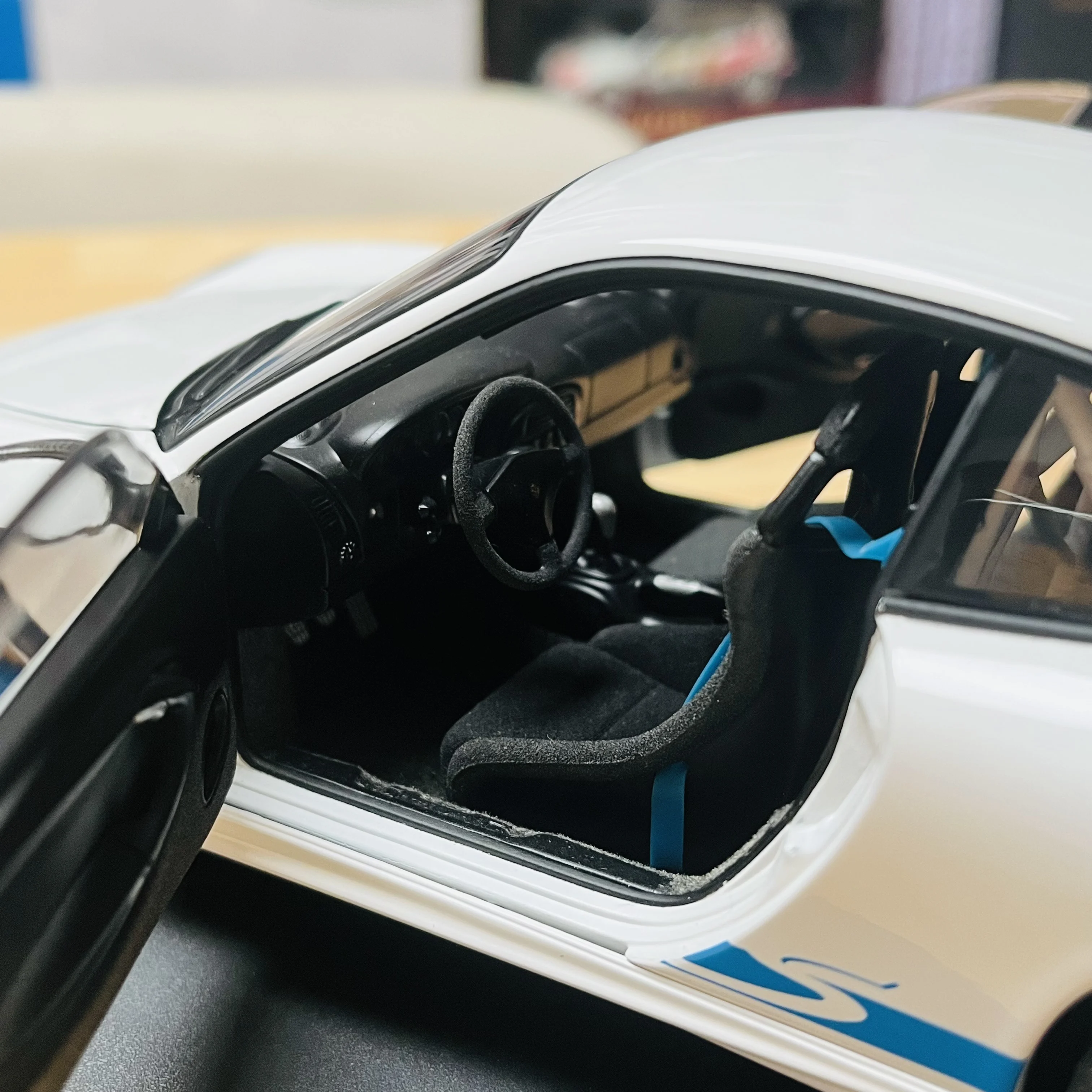 โมเดลรถจำลอง Autoart 1:18 996 GT3RS สีขาวน้ำเงิน รุ่นลิมิเต็ดอิดิชั่น โครงสร้างโลหะผสมแบบเปิดได้ทุกส่วน ของเล่นสะสม ของขวัญ