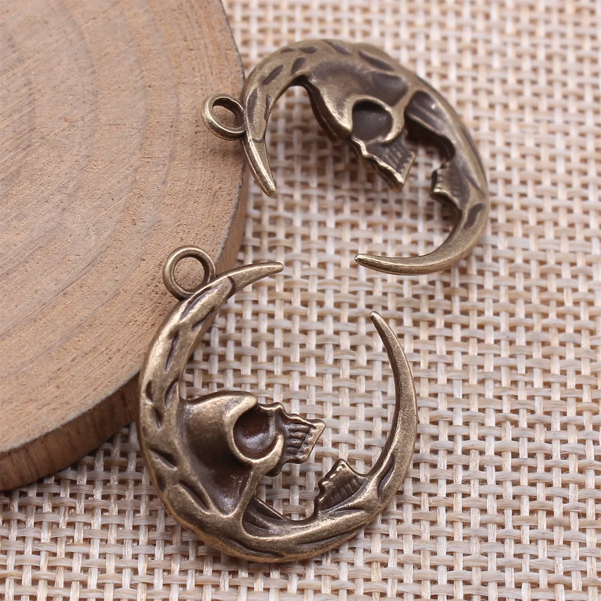 

20 шт., 27x23 мм (1,06x0,91 дюйма), 2 цвета: античная бронза, античное серебро, двусторонние подвески-шармы в виде луны и черепа.