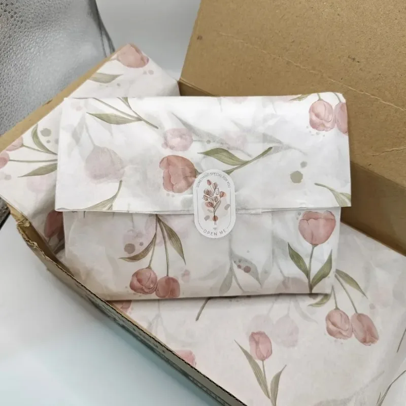 Elegante papel de seda con diseño floral de tulipanes y hojas verdes para envolver regalos, rellenar cajas de botellas de vino y decorar.
