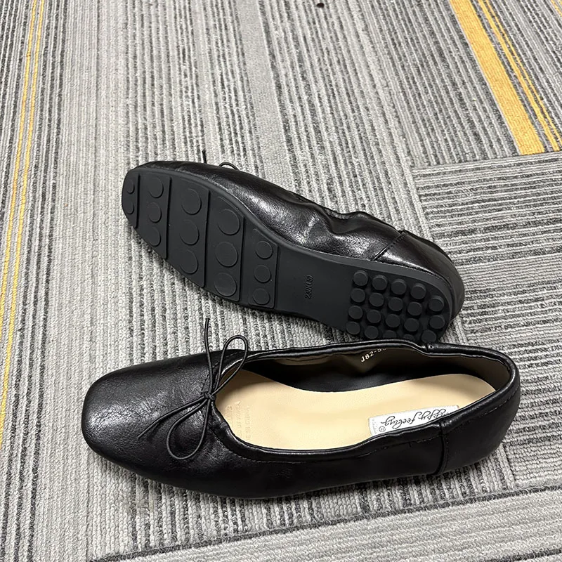 Neu in der Mode: Weiche Damen-Ballerinas mit flachem Absatz, lässige, flache Damenschuhe zum Hineinschlüpfen, mit Schmetterlingsknoten. – Detail 2