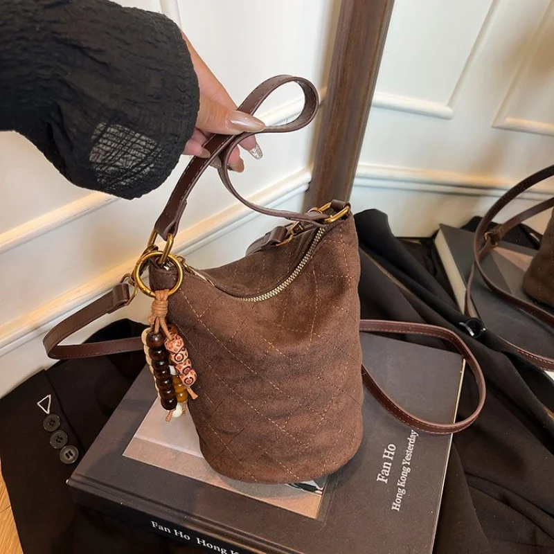 

Классическая элегантная женская сумка через плечо из кожи премиум-класса с прикосновением люксового бренда и известным дизайнерским стилем