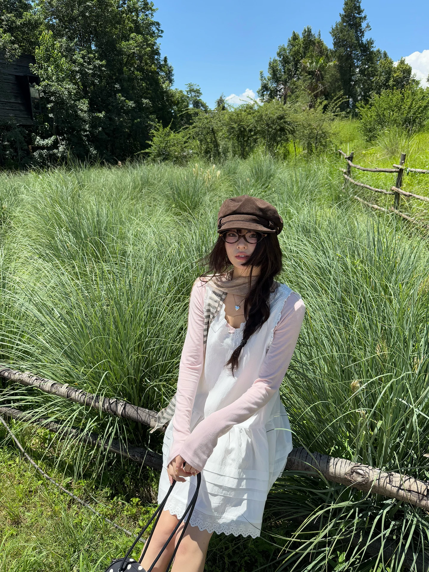 

Ретро-топ с цветочным кружевом и V-образным вырезом от Huang Huang Home, лето 2025, белый, для ношения как нижний слой или как самостоятельный элемент, женская майка