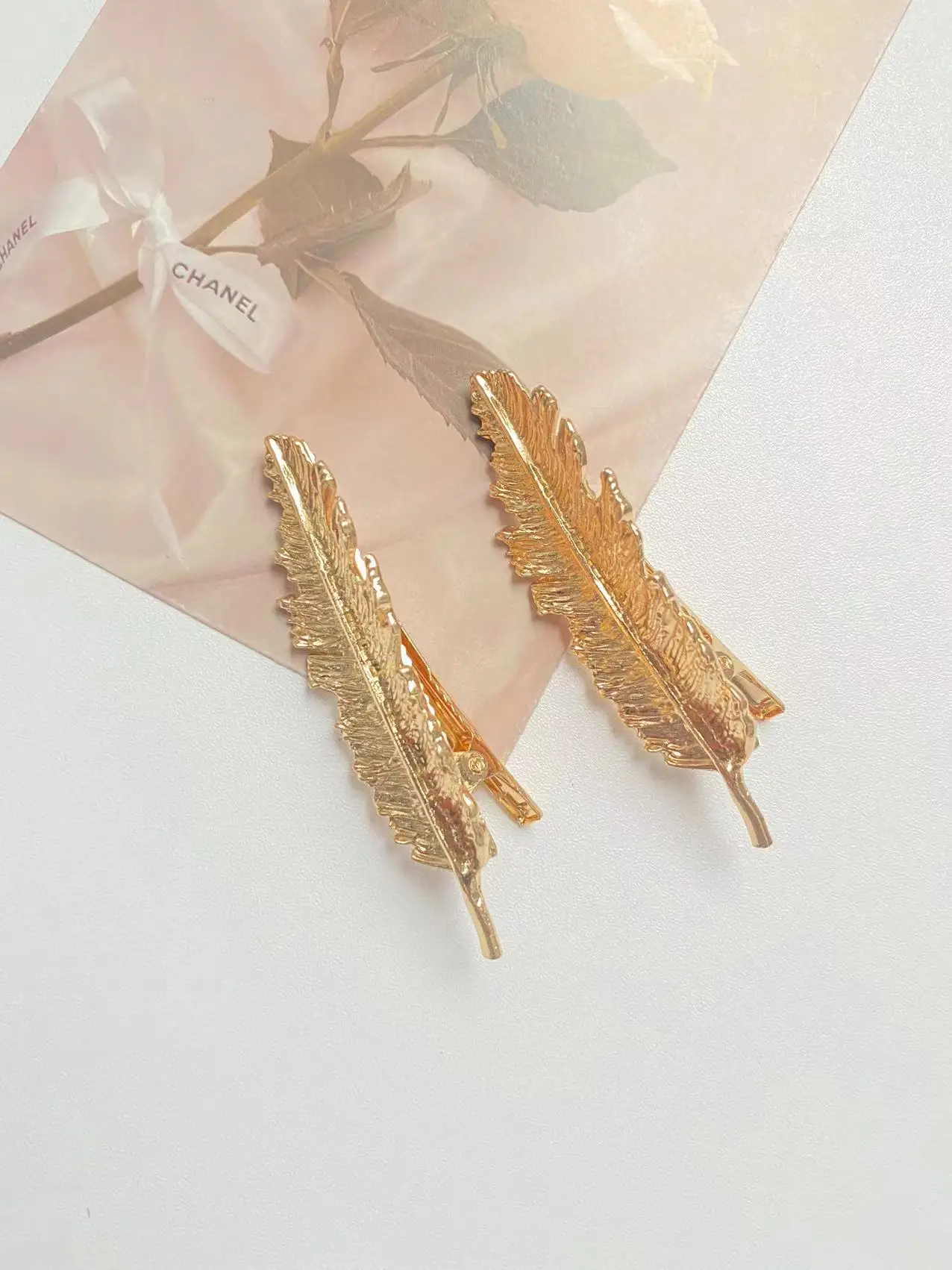 2pcs Gold Feather - shaped Hair Clips, Ideal for Decorating Daily Hairstyles or Matching Elegant Fashion Styles